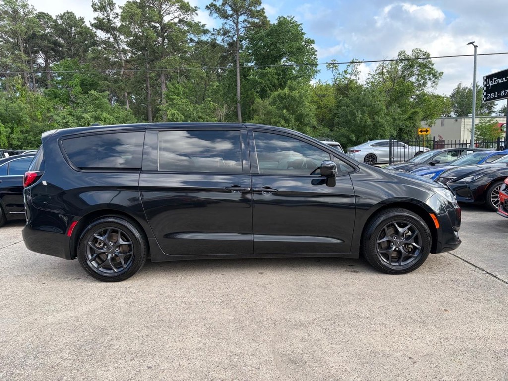 Chrysler Pacifica Vehicle Full-screen Gallery Image 05