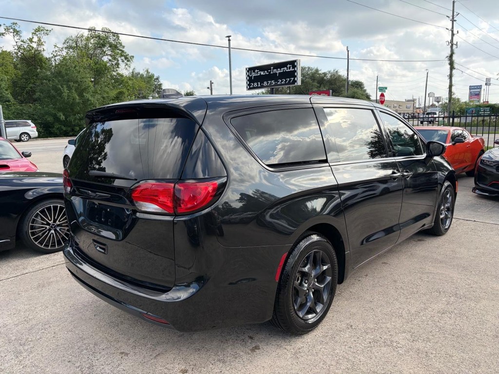 Chrysler Pacifica Vehicle Full-screen Gallery Image 06