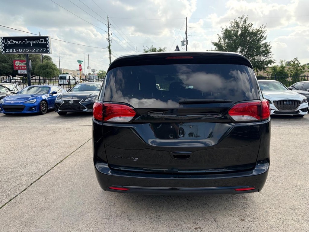 Chrysler Pacifica Vehicle Full-screen Gallery Image 07