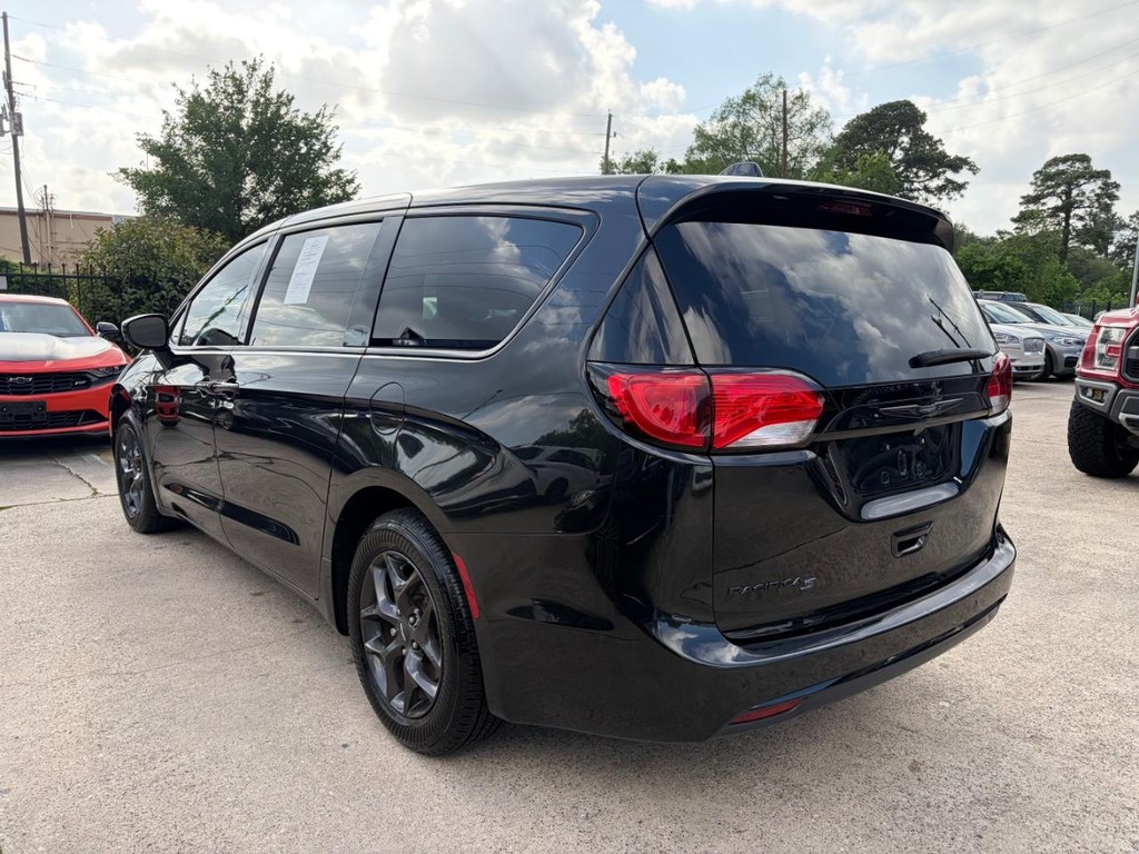 Chrysler Pacifica Vehicle Full-screen Gallery Image 08