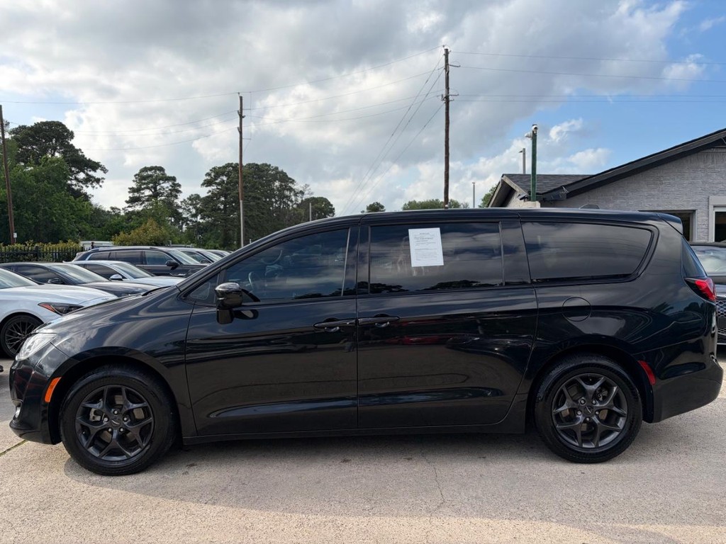 Chrysler Pacifica Vehicle Full-screen Gallery Image 09