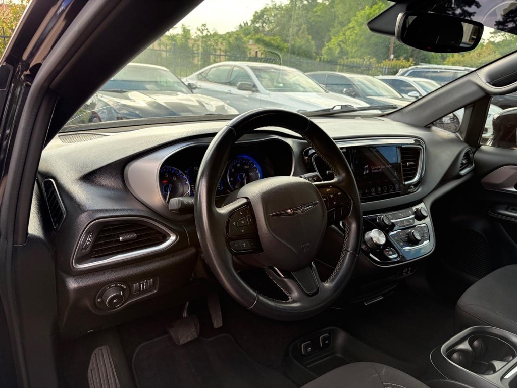 Chrysler Pacifica Vehicle Full-screen Gallery Image 10