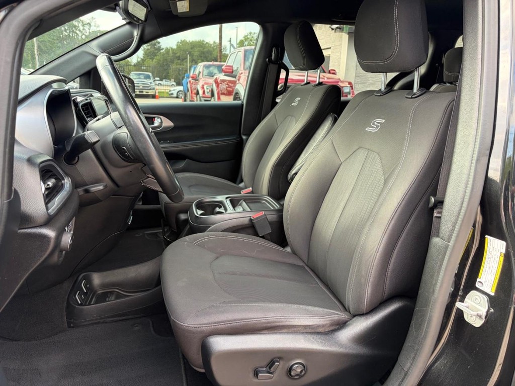 Chrysler Pacifica Vehicle Full-screen Gallery Image 11