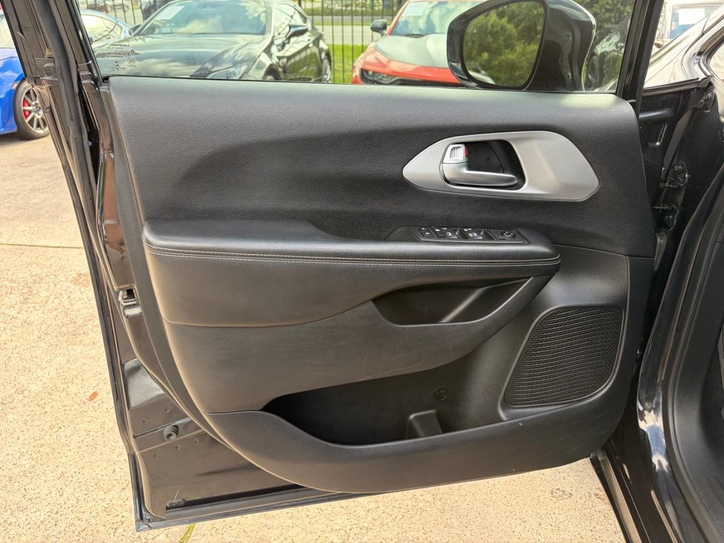 Chrysler Pacifica Vehicle Full-screen Gallery Image 12