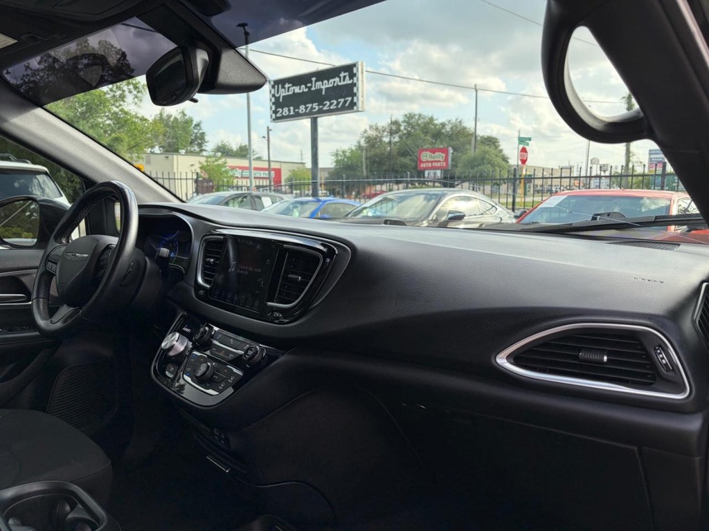 Chrysler Pacifica Vehicle Full-screen Gallery Image 13