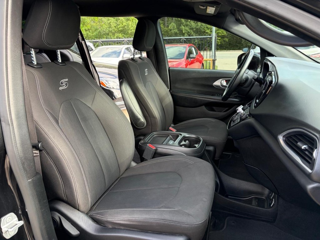 Chrysler Pacifica Vehicle Full-screen Gallery Image 14