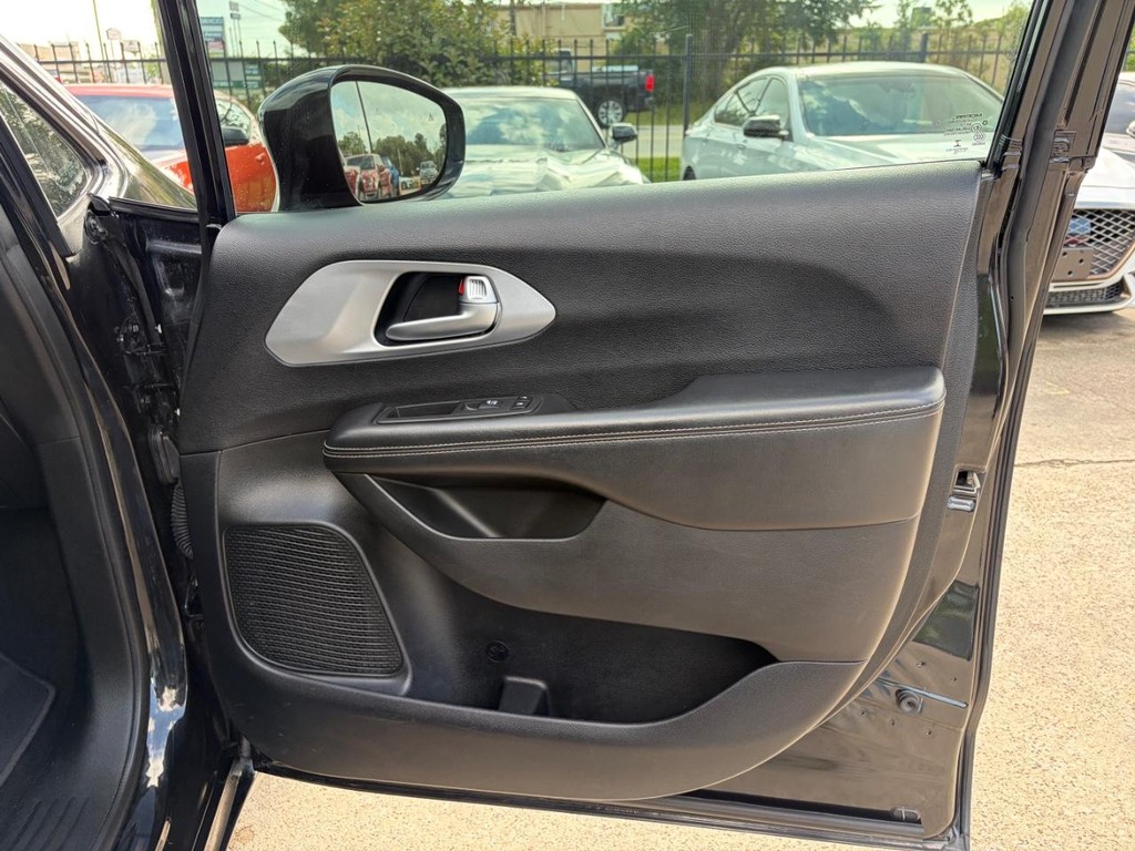 Chrysler Pacifica Vehicle Full-screen Gallery Image 15