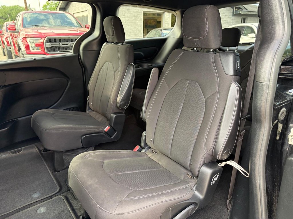 Chrysler Pacifica Vehicle Full-screen Gallery Image 16