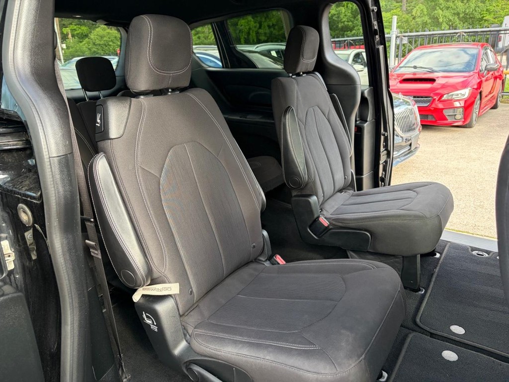 Chrysler Pacifica Vehicle Full-screen Gallery Image 17