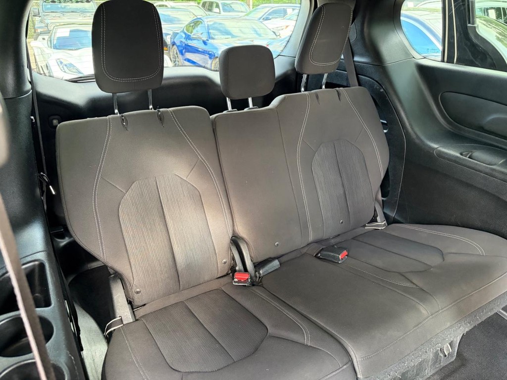 Chrysler Pacifica Vehicle Full-screen Gallery Image 18