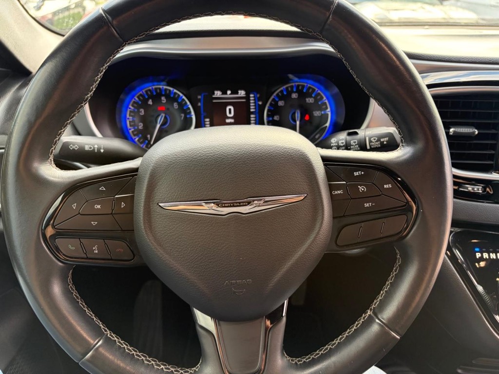 Chrysler Pacifica Vehicle Full-screen Gallery Image 19