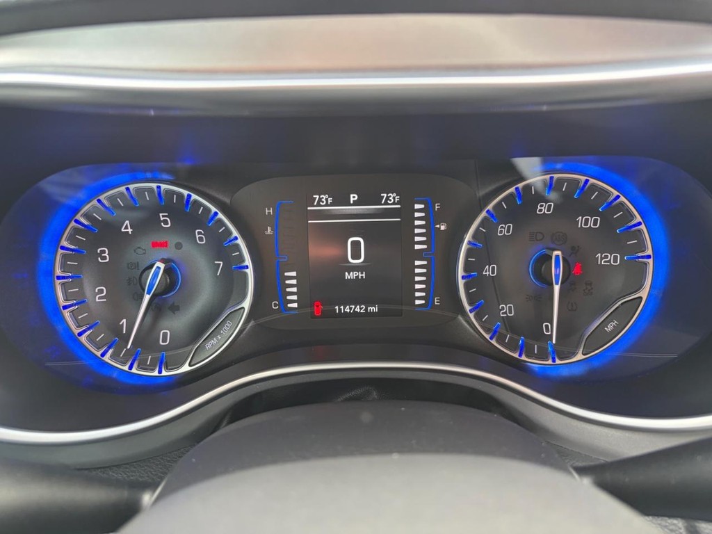 Chrysler Pacifica Vehicle Full-screen Gallery Image 20