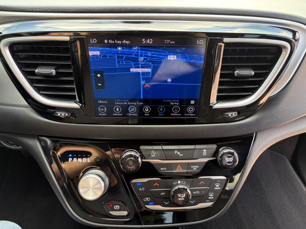 Chrysler Pacifica Vehicle Full-screen Gallery Image 21