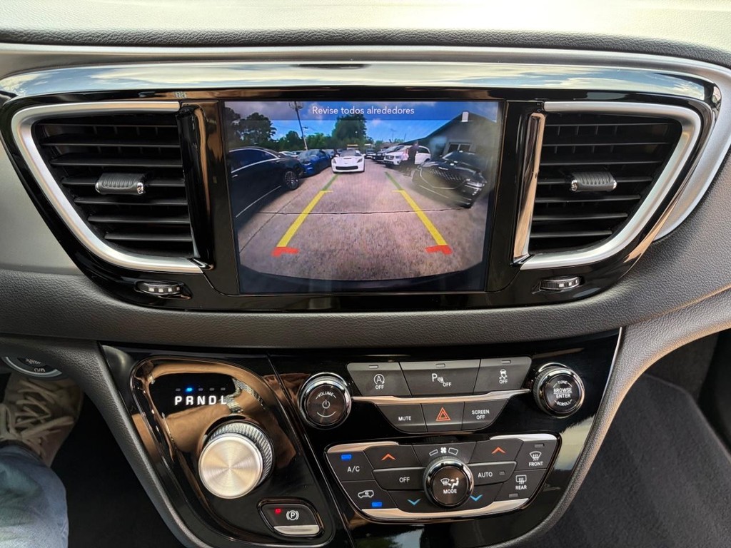 Chrysler Pacifica Vehicle Full-screen Gallery Image 22