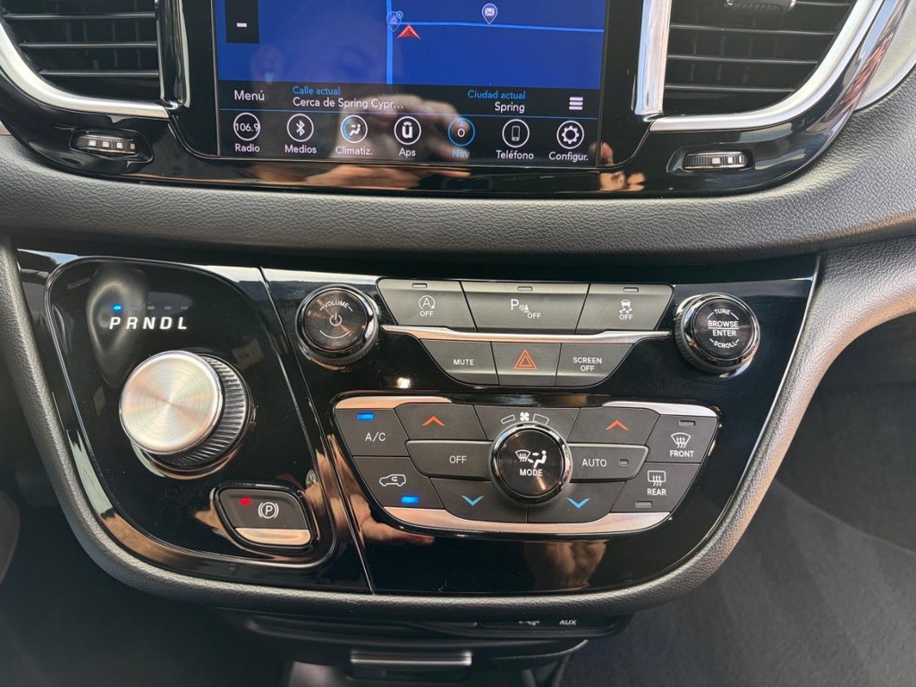 Chrysler Pacifica Vehicle Full-screen Gallery Image 23