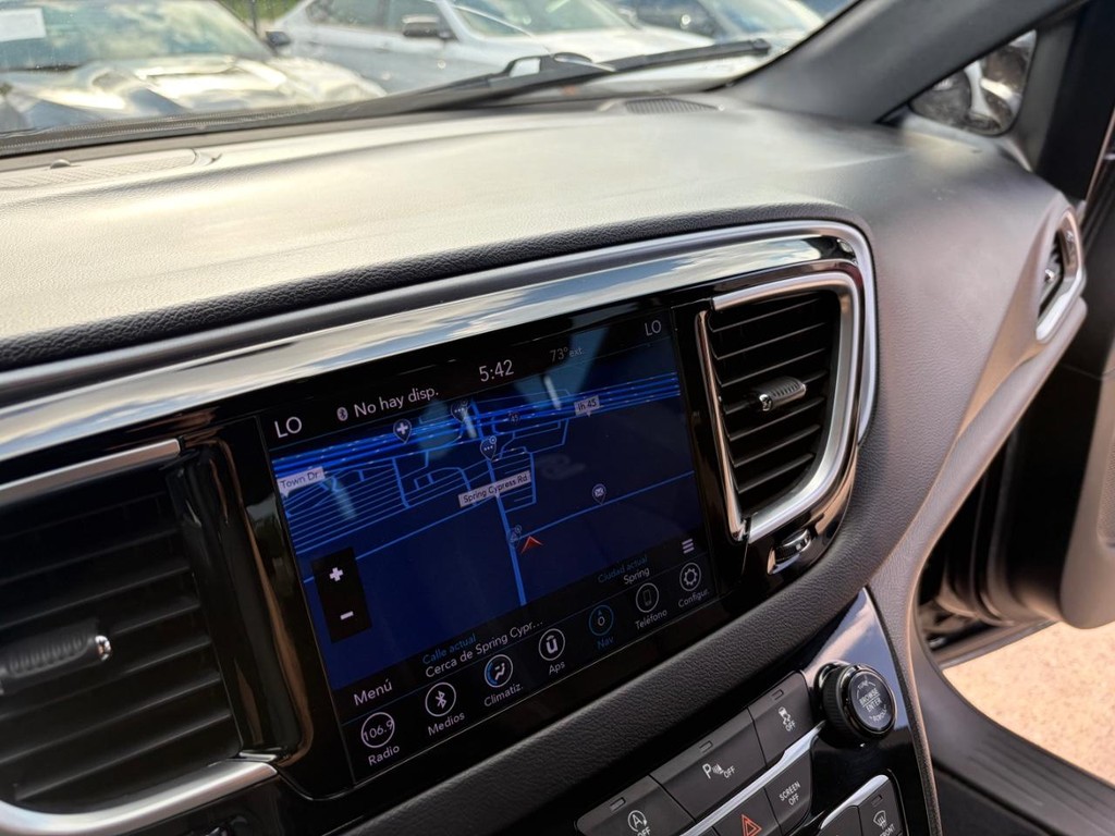 Chrysler Pacifica Vehicle Full-screen Gallery Image 24