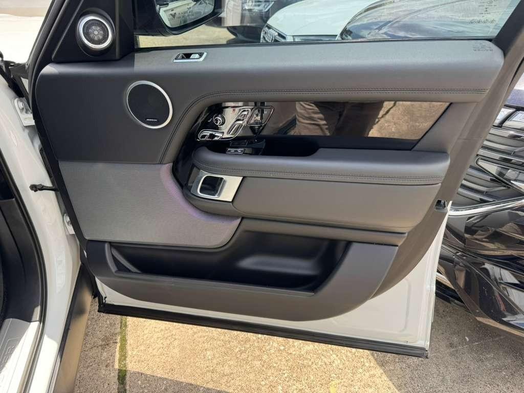 Land Rover Range Rover Vehicle Full-screen Gallery Image 15