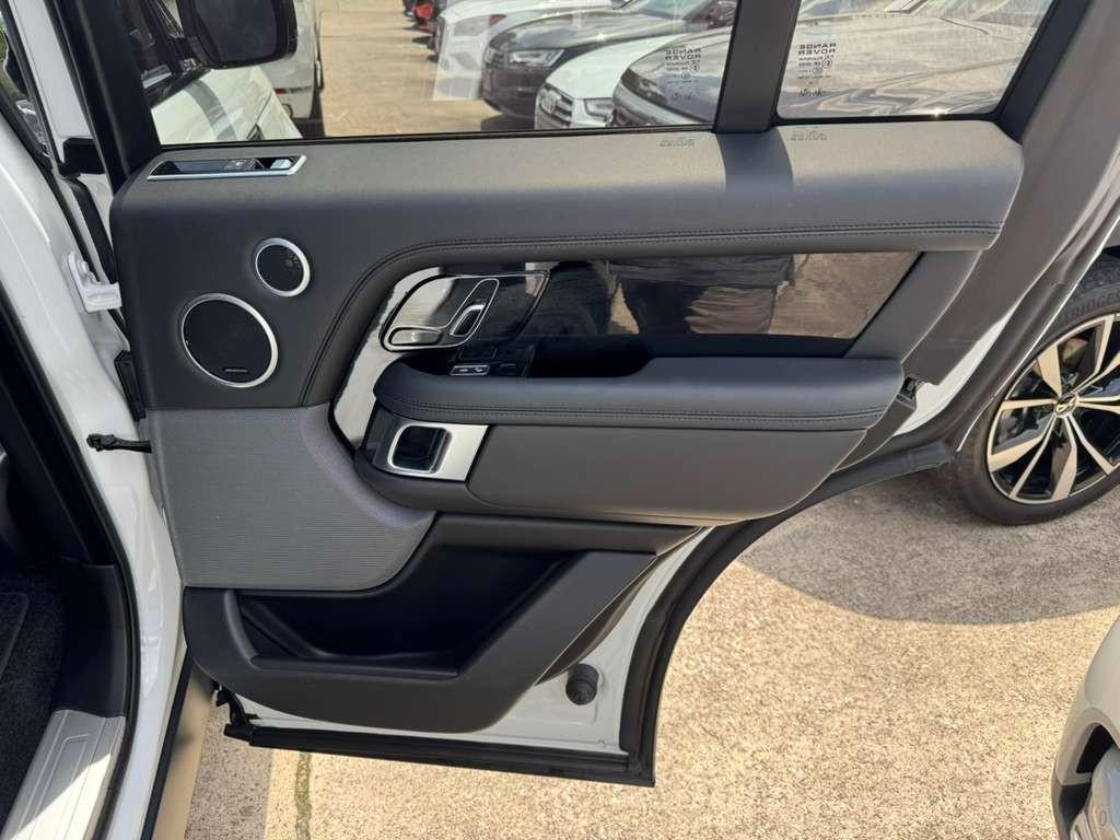 Land Rover Range Rover Vehicle Full-screen Gallery Image 17