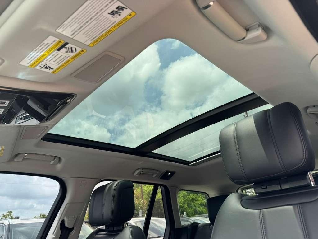 Land Rover Range Rover Vehicle Full-screen Gallery Image 26