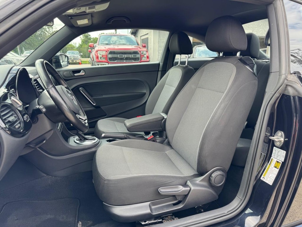 Volkswagen Beetle Vehicle Full-screen Gallery Image 11