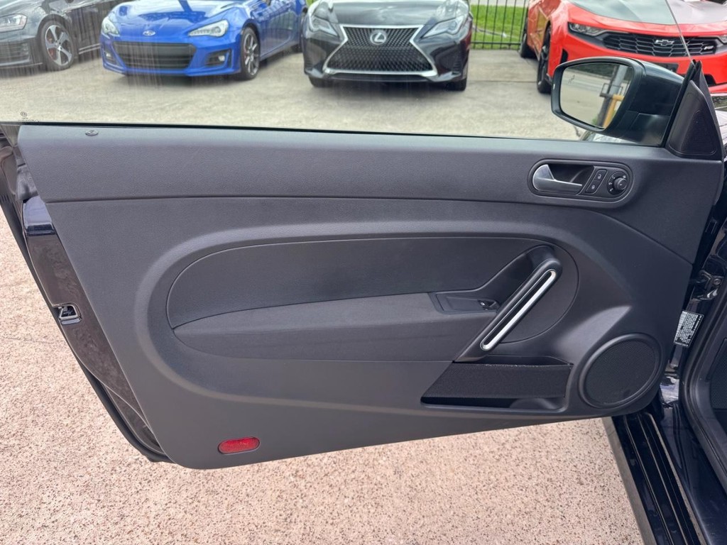 Volkswagen Beetle Vehicle Full-screen Gallery Image 12