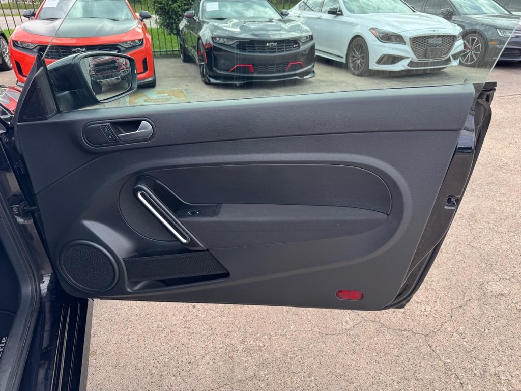 Volkswagen Beetle Vehicle Full-screen Gallery Image 15