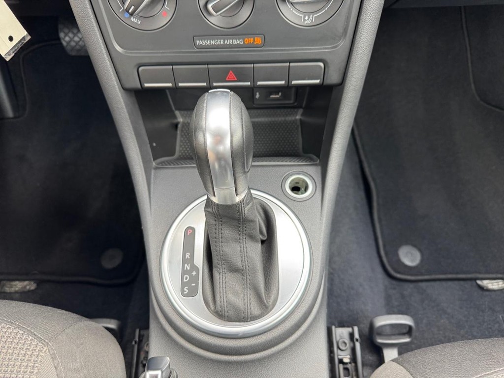 Volkswagen Beetle Vehicle Full-screen Gallery Image 22