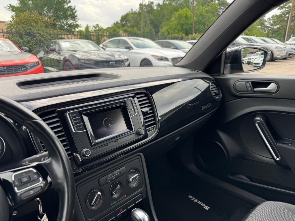 Volkswagen Beetle Vehicle Full-screen Gallery Image 23