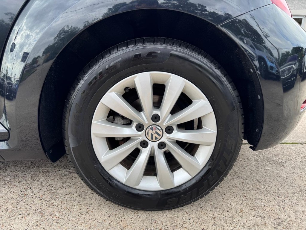 Volkswagen Beetle Vehicle Full-screen Gallery Image 25