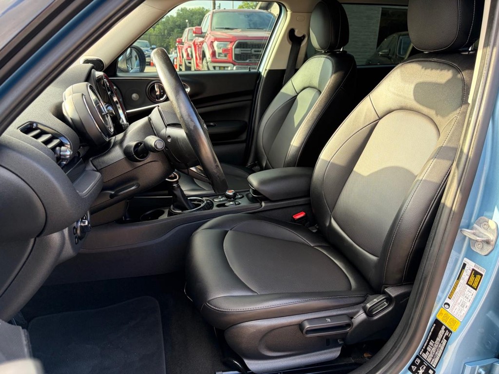 MINI Clubman Vehicle Full-screen Gallery Image 11