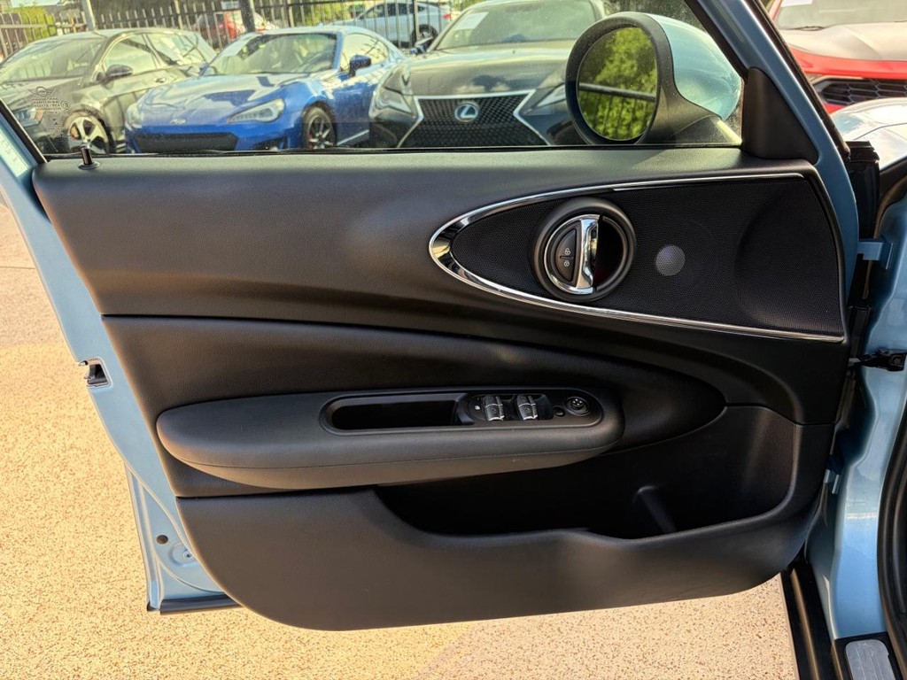 MINI Clubman Vehicle Full-screen Gallery Image 12