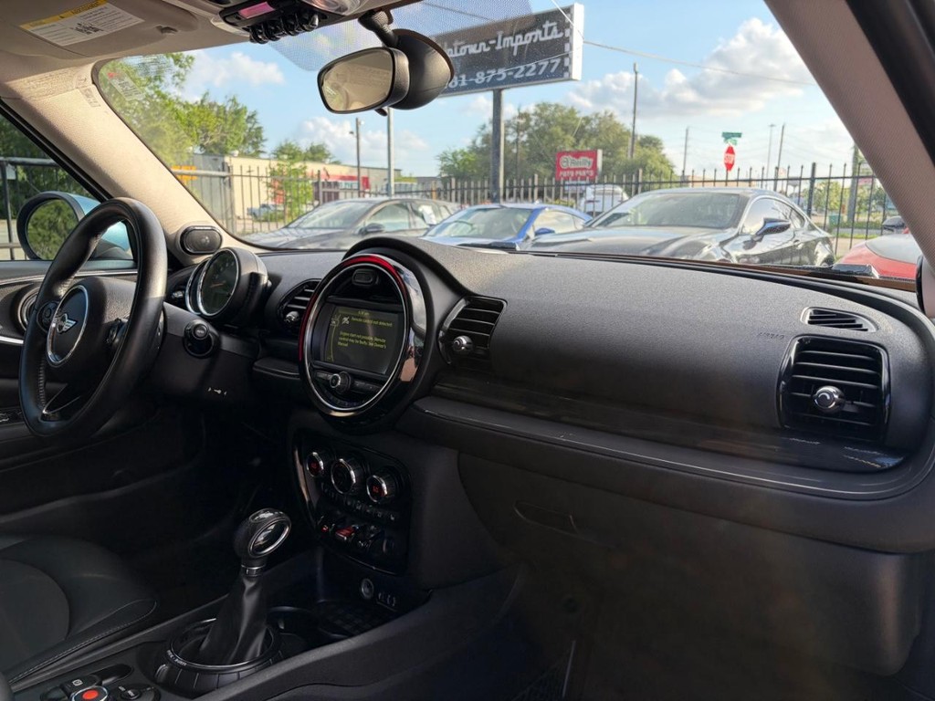 MINI Clubman Vehicle Full-screen Gallery Image 13