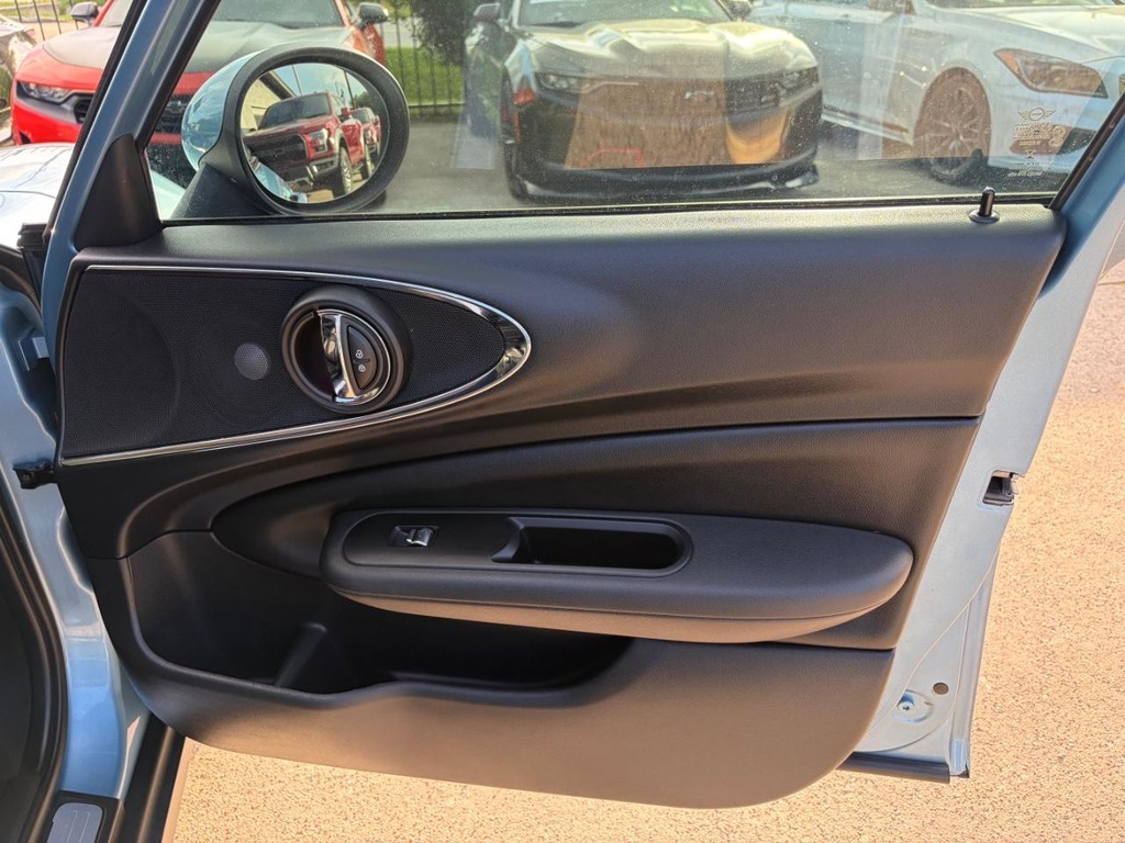 MINI Clubman Vehicle Full-screen Gallery Image 15