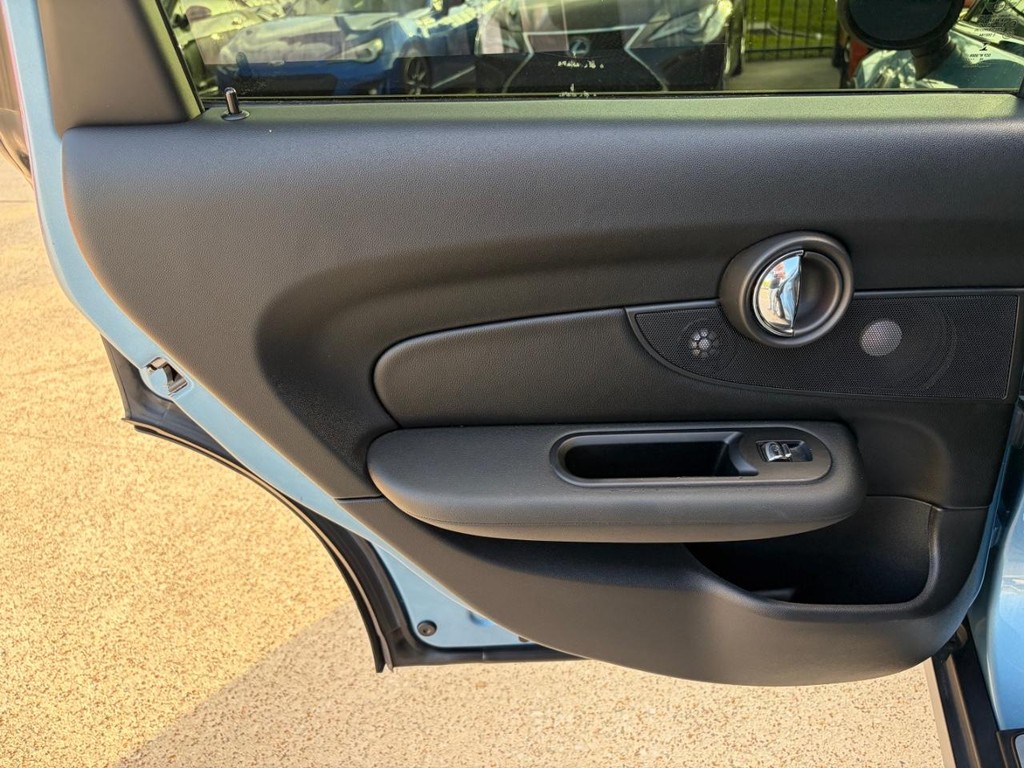 MINI Clubman Vehicle Full-screen Gallery Image 17