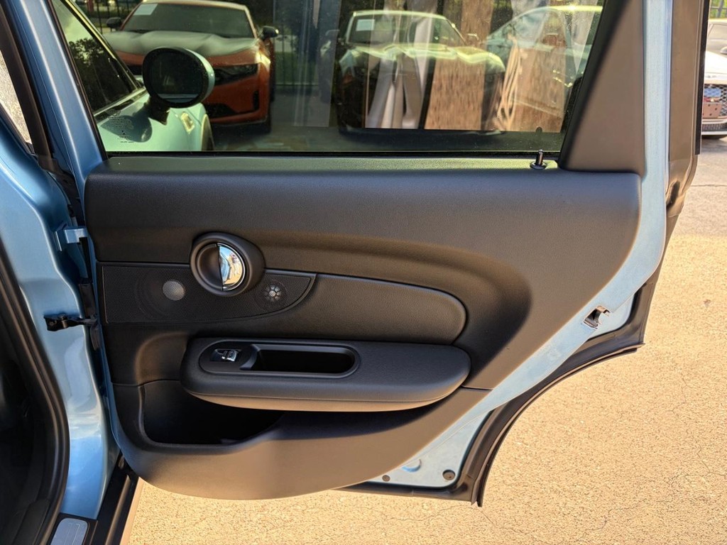 MINI Clubman Vehicle Full-screen Gallery Image 19