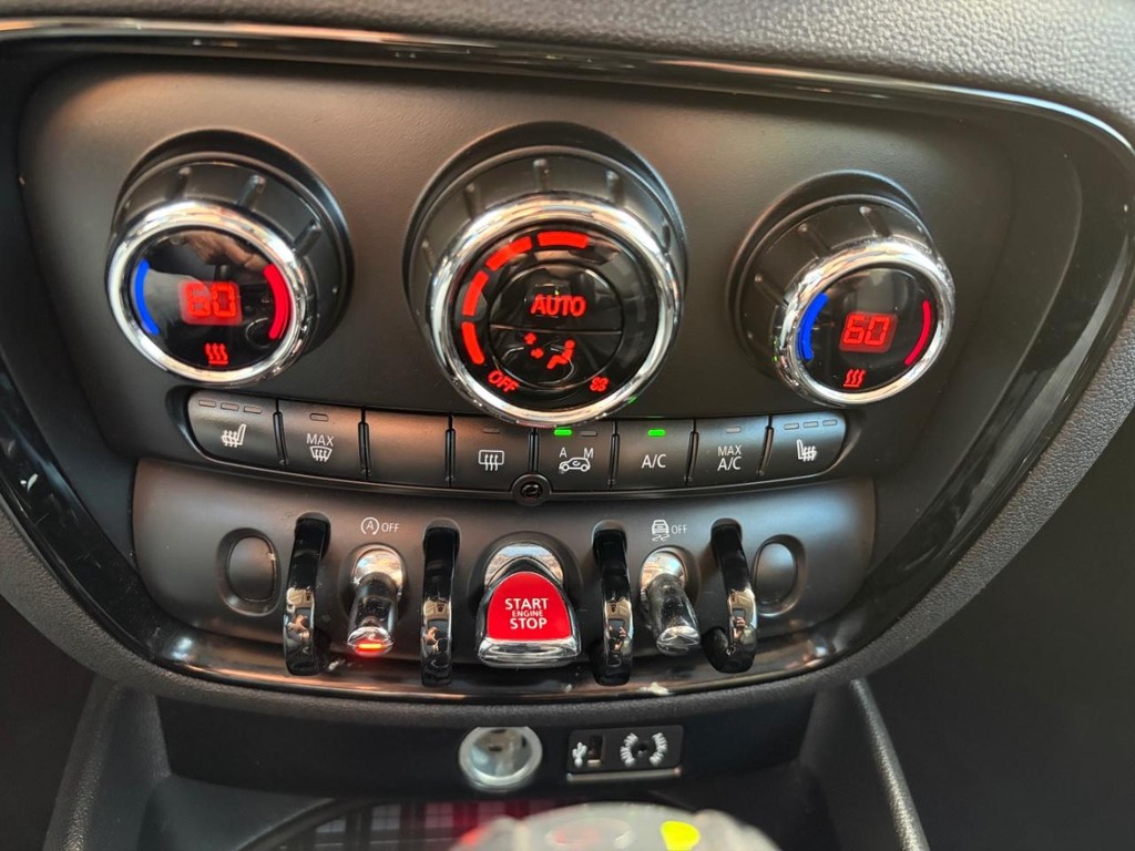 MINI Clubman Vehicle Full-screen Gallery Image 23