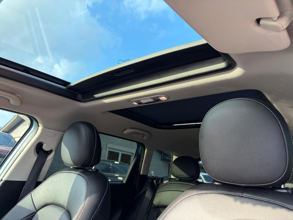 MINI Clubman Vehicle Full-screen Gallery Image 26