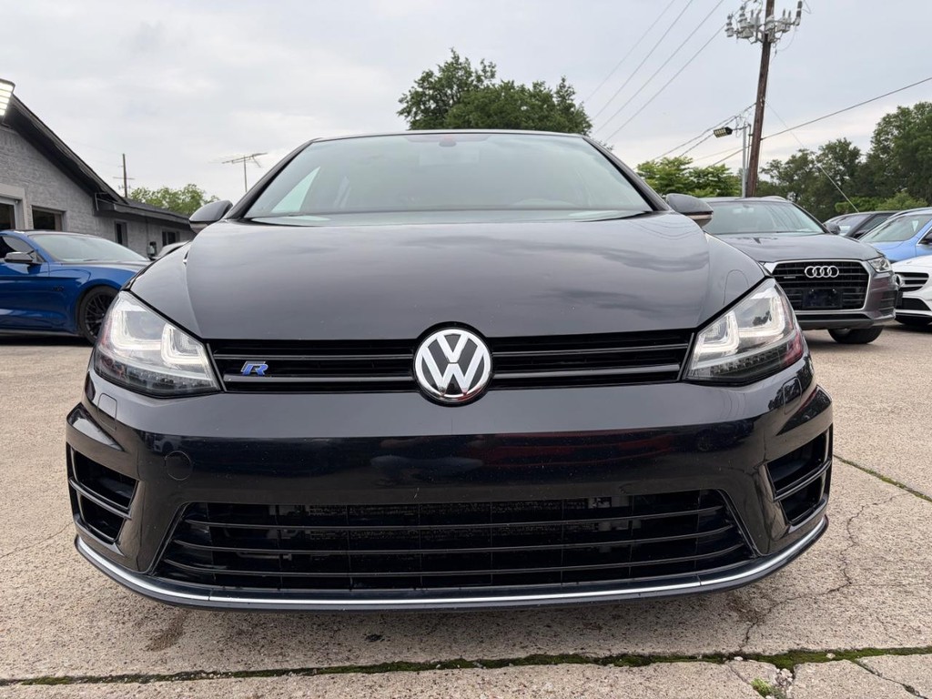 Volkswagen Golf R Vehicle Full-screen Gallery Image 02