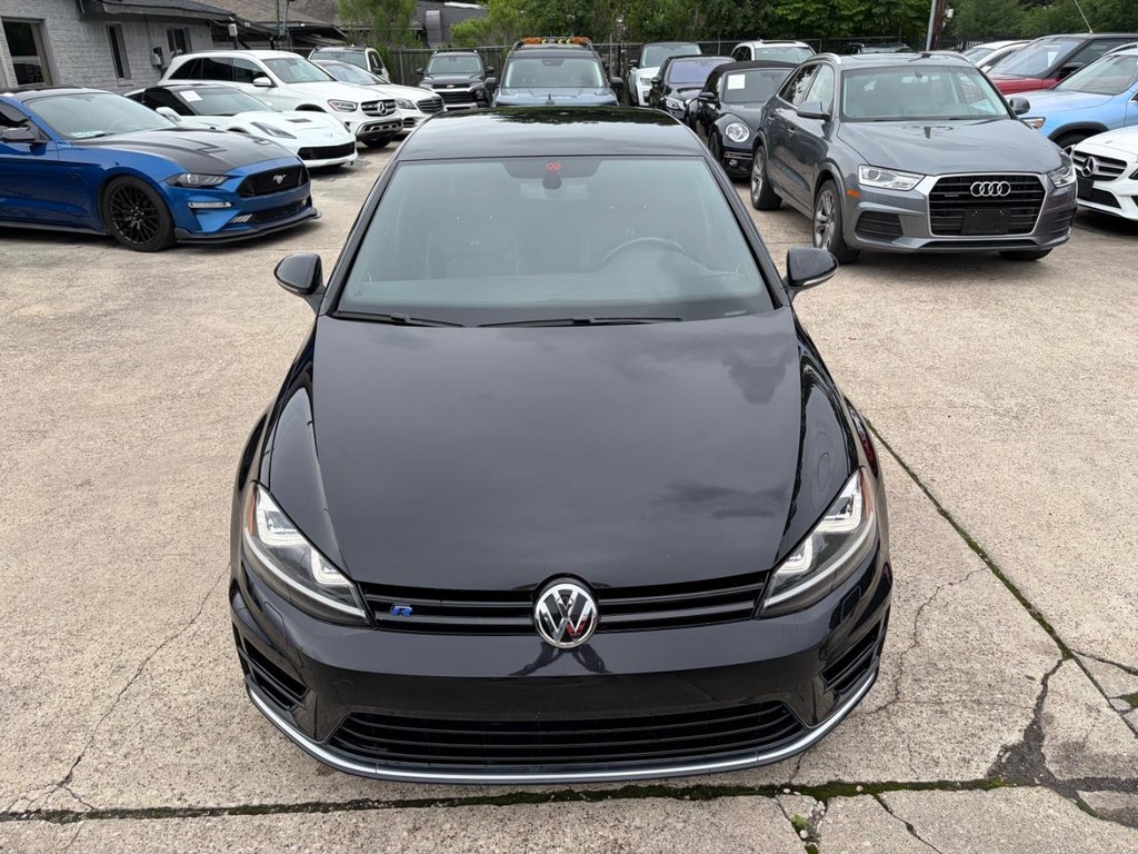 Volkswagen Golf R Vehicle Full-screen Gallery Image 03