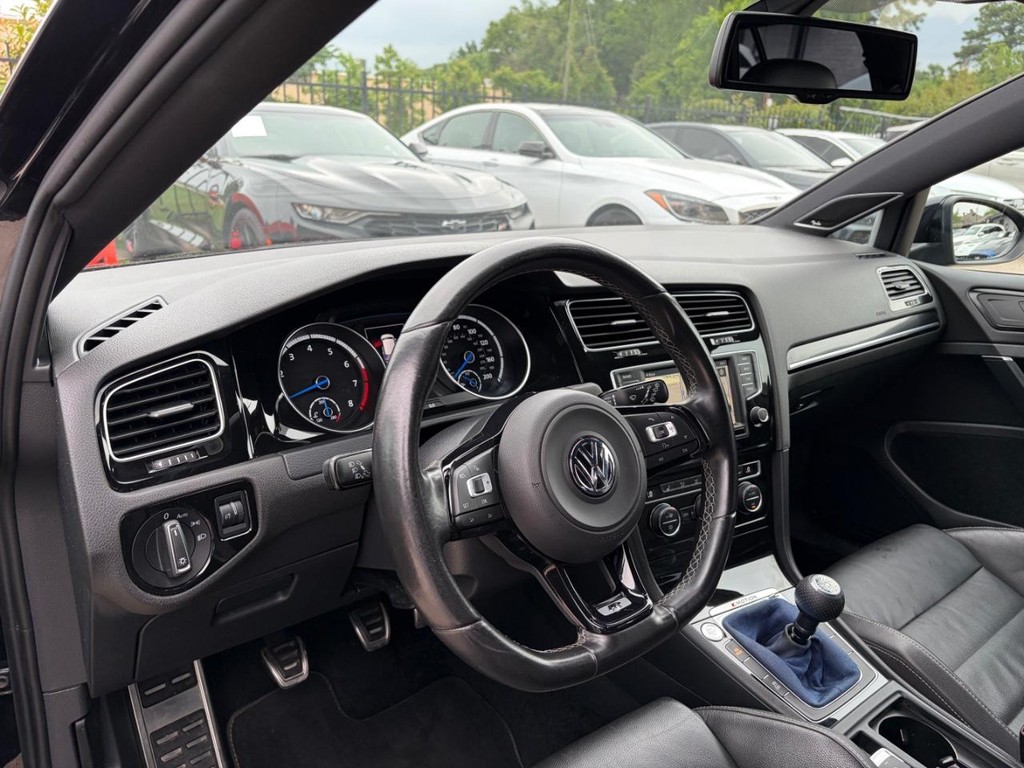 Volkswagen Golf R Vehicle Full-screen Gallery Image 10