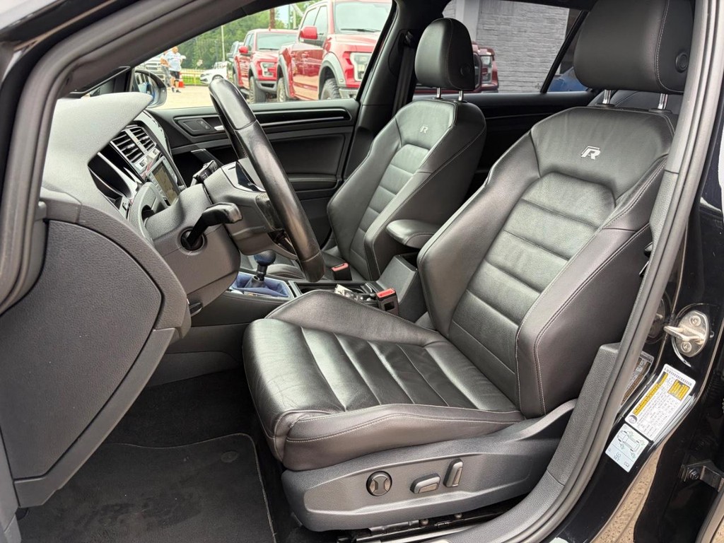 Volkswagen Golf R Vehicle Full-screen Gallery Image 11