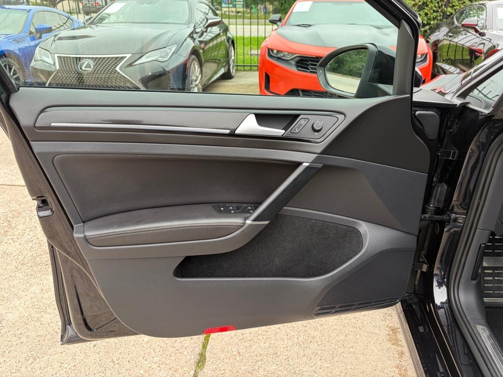 Volkswagen Golf R Vehicle Full-screen Gallery Image 12