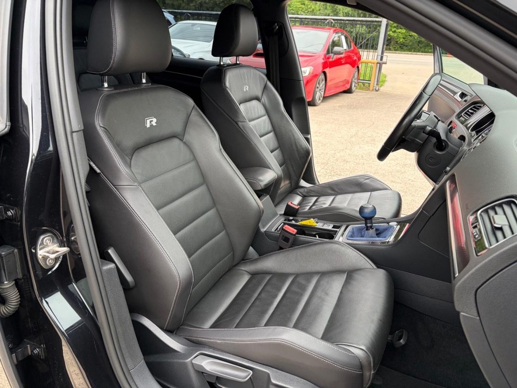 Volkswagen Golf R Vehicle Full-screen Gallery Image 14