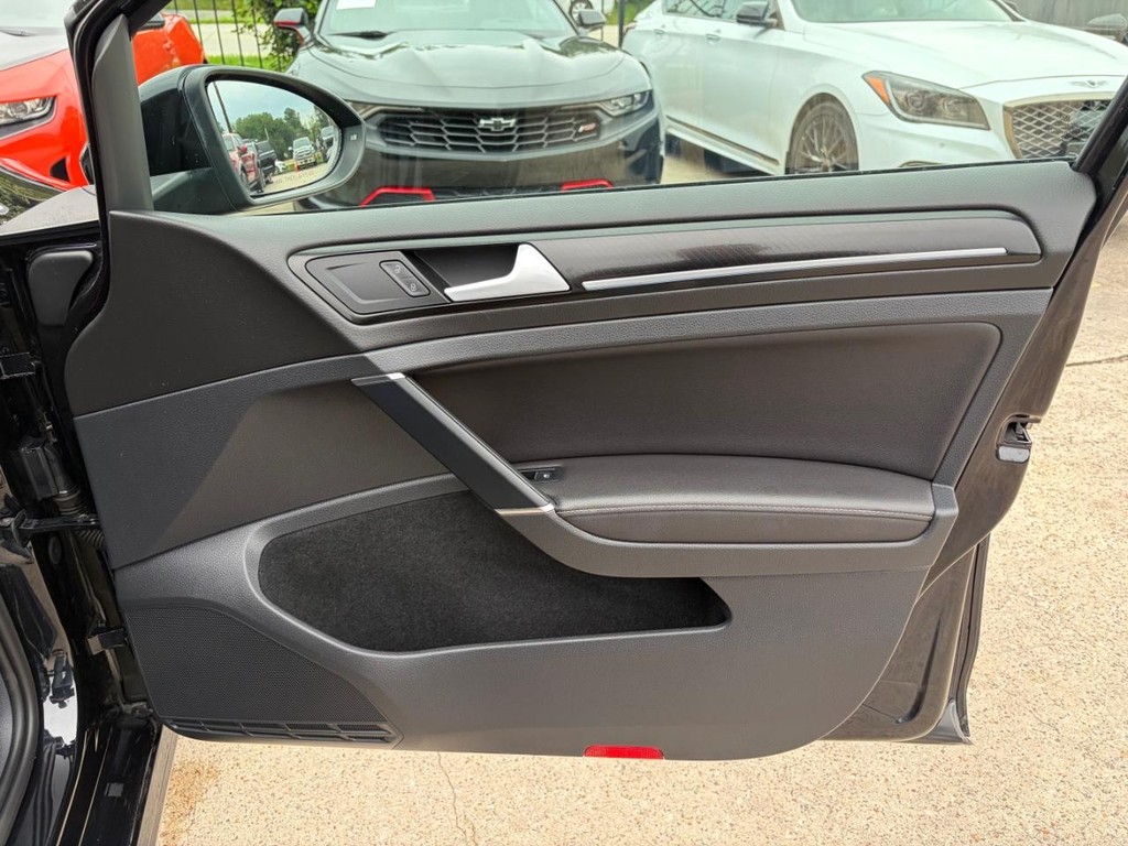 Volkswagen Golf R Vehicle Full-screen Gallery Image 15