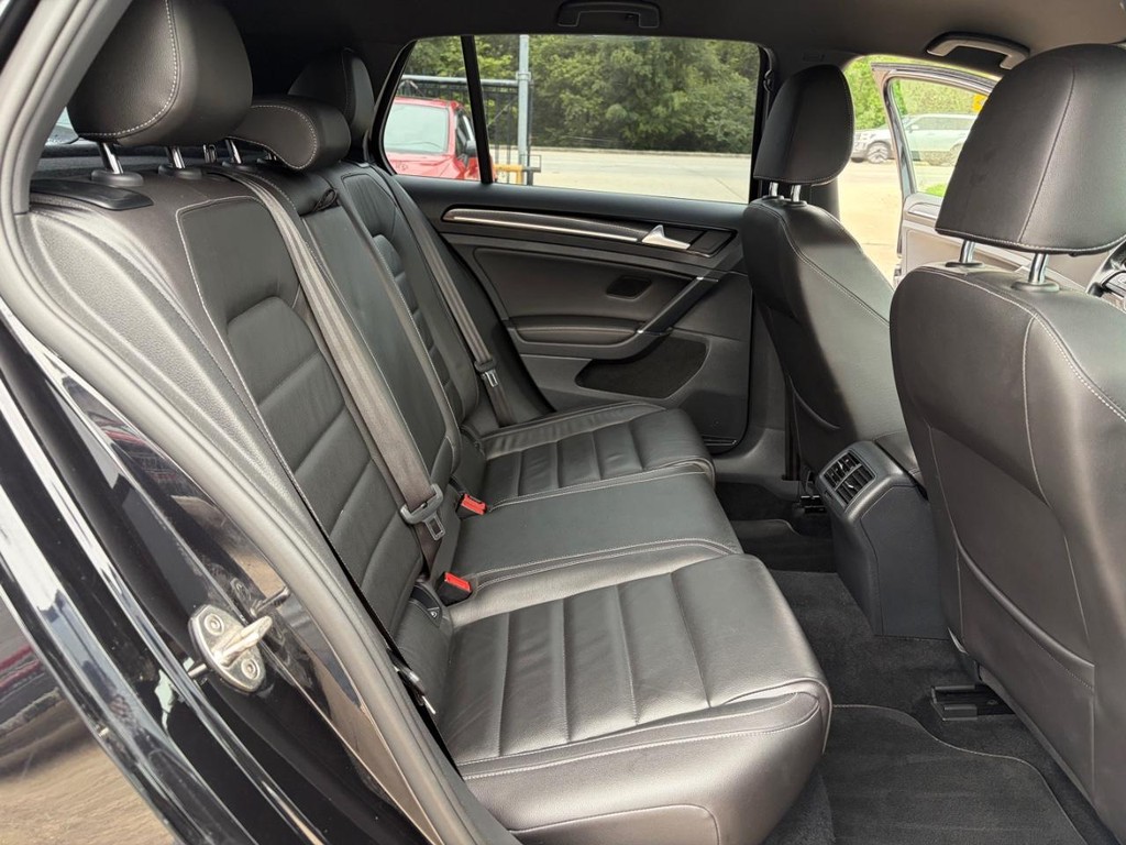 Volkswagen Golf R Vehicle Full-screen Gallery Image 16