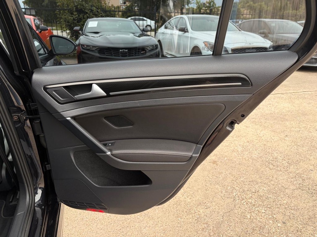 Volkswagen Golf R Vehicle Full-screen Gallery Image 17