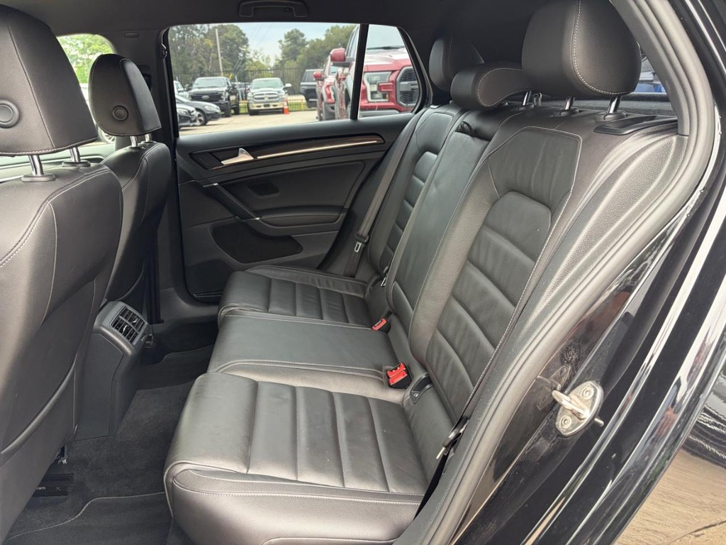 Volkswagen Golf R Vehicle Full-screen Gallery Image 18