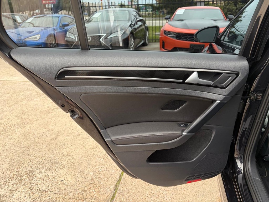 Volkswagen Golf R Vehicle Full-screen Gallery Image 19