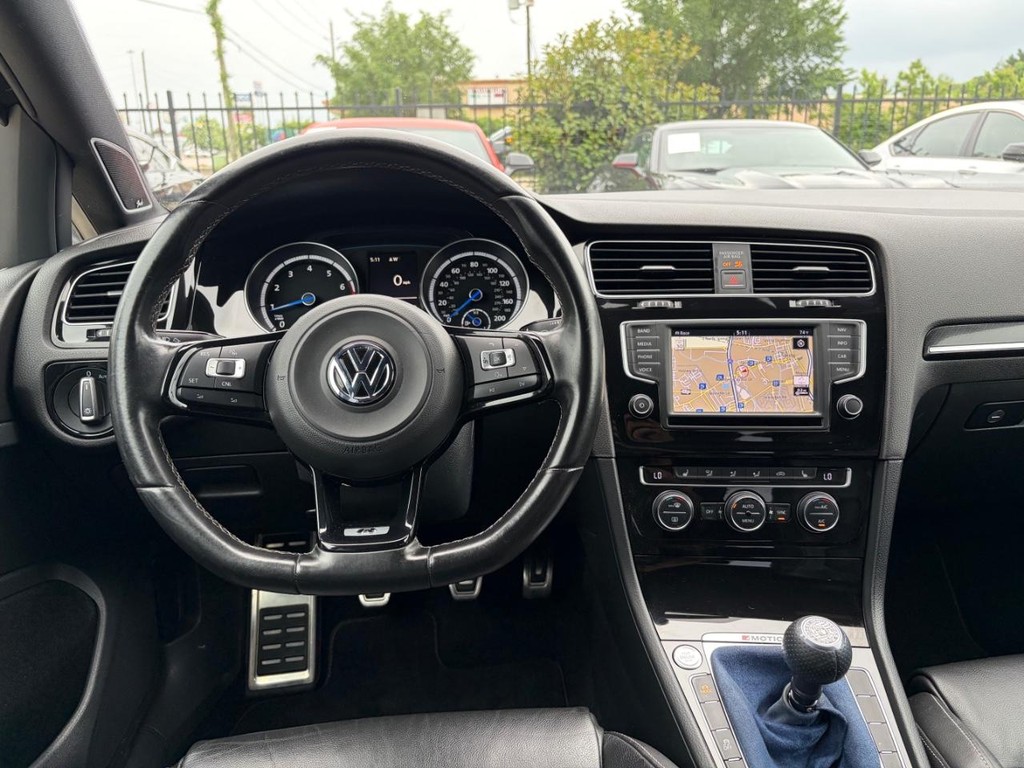 Volkswagen Golf R Vehicle Full-screen Gallery Image 20