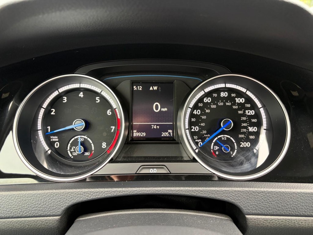 Volkswagen Golf R Vehicle Full-screen Gallery Image 21